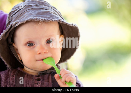 Cuillère Bébé à mâcher sur l'extérieur Banque D'Images