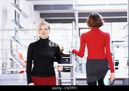 Businesswomen walking in office Banque D'Images