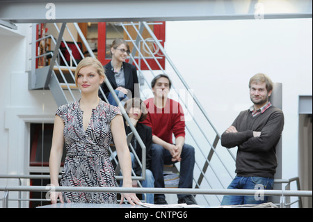 Les gens d'affaires standing in office Banque D'Images