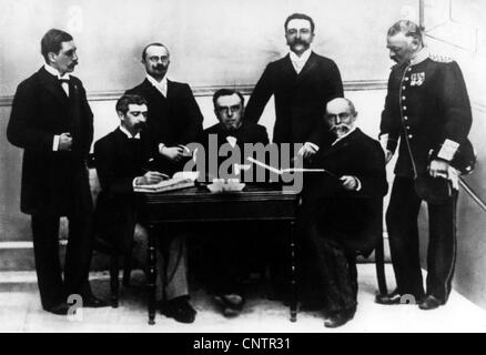 Sport, Jeux Olympiques, officiels du 1er Comité Olympique, debout de gauche à droite : Willibald Gebhardt, Jiri Guth-Jarkovsky, Ferenc Kemeny, Viktor Balck, assis de gauche à gauche : Baron Pierre de Coubertin, Demetrius Vikelas, Alexey Butovsky, Athènes, 1896, droits additionnels-Clearences-non disponible Banque D'Images