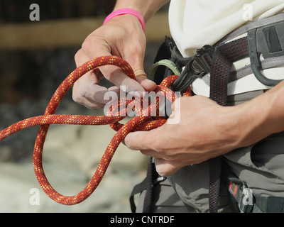 Close up rock climber lier noeud Banque D'Images