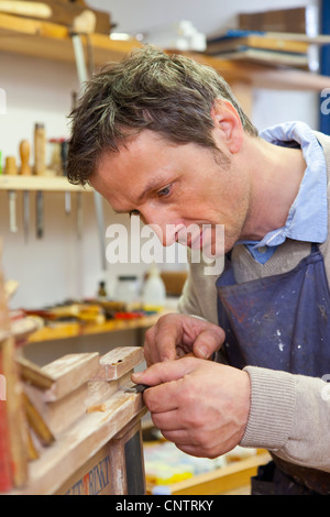 Menuisier travaillant dans shop Banque D'Images