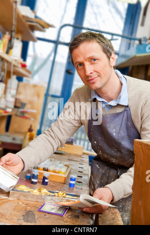 Menuisier travaillant dans shop Banque D'Images