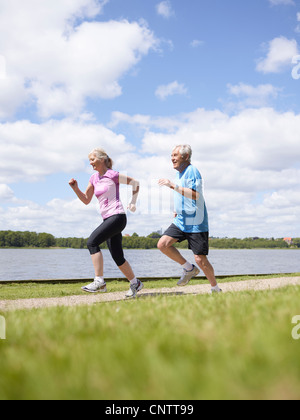 Vieux couple running together outdoors Banque D'Images