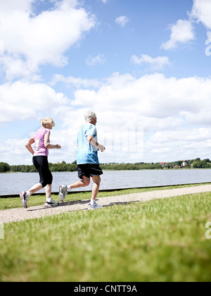 Vieux couple ensemble jogging outdoors Banque D'Images