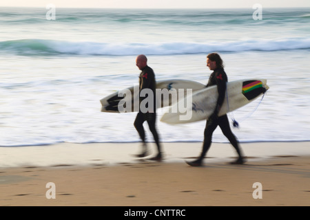 Baie de Holywell ; surfers sur la plage, Cornwall, UK Banque D'Images