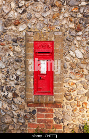 Boîte aux lettres victorienne traditionnelle en pierre et silex North Norfolk mur. Cockthorpe. Banque D'Images