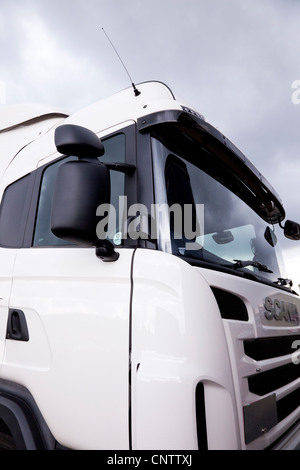 Blanc, la cabine du camion Scania contre ciel d'orage. Banque D'Images