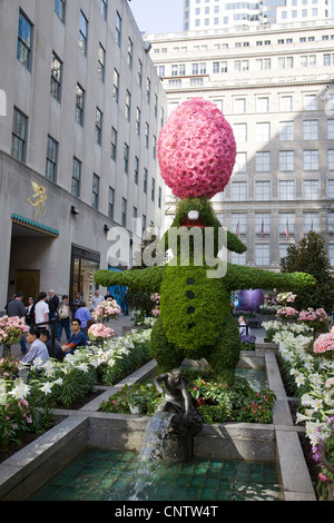 Décorations de Pâques sur la place du Rockefeller Center de Manhattan, New York. Banque D'Images