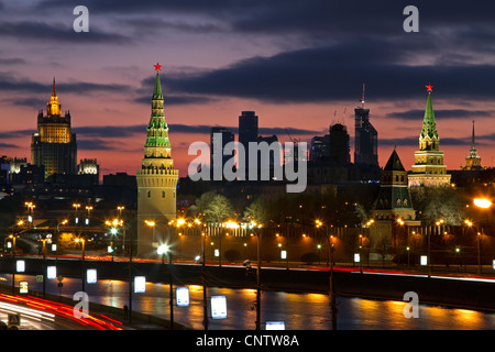 Moscou, Russie, vision de nuit sur le Kremlin, ville et de maisonnettes dans l'immeuble du ministère de l'Intérieur. Banque D'Images