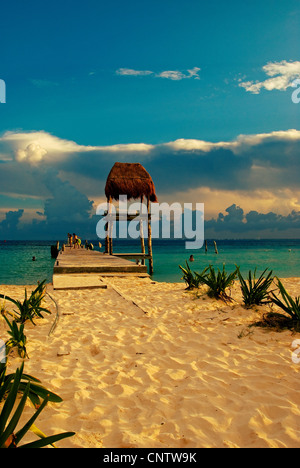 Un quai sur la plage principale de Isla Mujeres. Banque D'Images