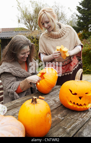 Mère et fille carving pumpkins Banque D'Images