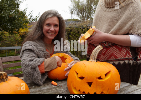 Mère et fille carving pumpkins Banque D'Images