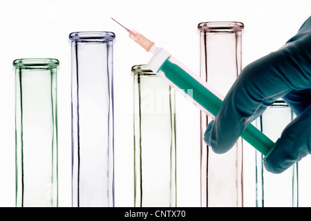 Scientist holding syringe in lab Banque D'Images