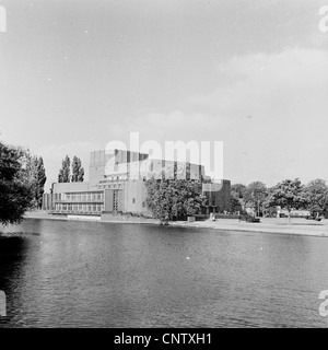 Image historique de1960s du Shakespeare Theatre sur la rivière Avon, célébrer le célèbre dramaturge anglais élisabéthain. Banque D'Images