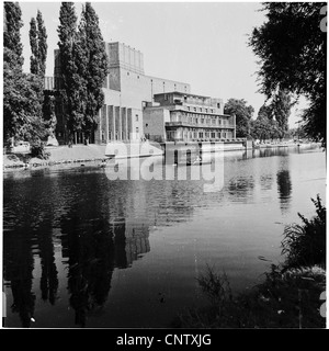 Image historique de1960s du Shakespeare Theatre sur la rivière Avon, célébrer le célèbre dramaturge anglais élisabéthain. Banque D'Images