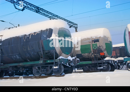 Railroad de carburant à la station debout en prévision de la décharge sous une couche de neige à la station Banque D'Images