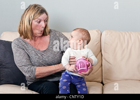 Grand-mère avec bébé fille Banque D'Images