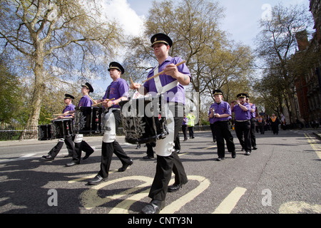 Ordre d'Orange, l'Orange Lodge, ou l'ordre des Orangistes loyal orange mars à Londres, les tambours défilé dans Street Banque D'Images