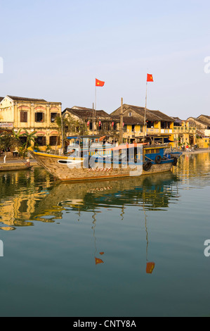 Vue verticale d'un bateau de pêche traditionnel avec les yeux peints sur la proue de l'estuaire de la rivière Thu Bồn dans Hoi An, ville ancienne, Vietnam Banque D'Images