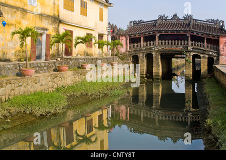 L'horizontale vue rapprochée de l'ancien pont japonais, Chùa Cầu, dans le centre de Hoi An, ville ancienne sur une journée ensoleillée. Banque D'Images