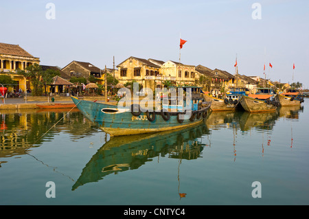 Vue horizontale de bateaux de pêche avec les yeux peints sur la proue de l'estuaire de la rivière Thu Bồn dans le centre de Hoi An, ville ancienne. Banque D'Images