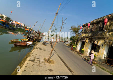 Vue horizontale de bateaux sur l'estuaire de la rivière Thu Bồn circulant dans le centre de Hoi An, ville ancienne, au Vietnam. Banque D'Images