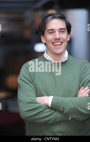 Businessman standing with arms folded Banque D'Images