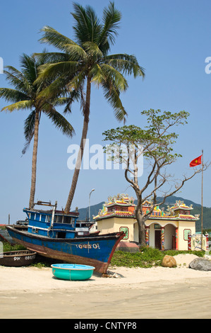 Vue verticale de bateaux de pêche traditionnels sur la plage de Da Nang au sud Côte centrale du Vietnam sur une journée ensoleillée. Banque D'Images