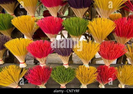 Close up horizontale de plusieurs piles de bambous colorés utilisés dans la fabrication de bâtons d'encens ou joss. Banque D'Images