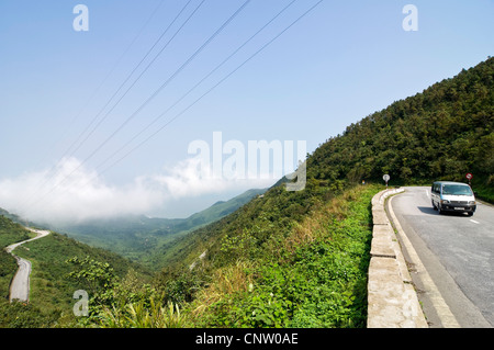 Grand angle de visualisation horizontal le long de la chaîne de montagnes Annamite et les cheveux broches se plie le long du passage de Hai Van, le Vietnam. Banque D'Images