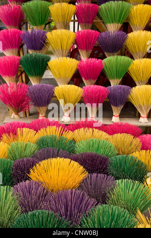 Close up vertical de plusieurs piles de bambous colorés utilisés dans la fabrication de bâtons d'encens ou joss. Banque D'Images