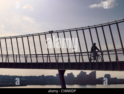 Man riding bicycle sur le pont aérien, Banque D'Images
