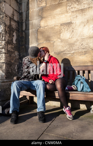 Jack et Emma dans York sur une belle journée de printemps .. un jeune couple dans l'amour et la gentillesse de me permettre de les photographier Banque D'Images