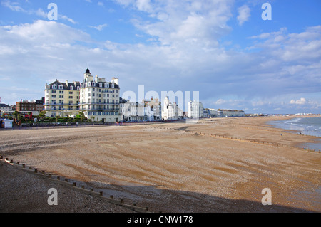 Plage et de la promenade vue depuis la jetée d''Eastbourne, Eastbourne, East Sussex, Angleterre, Royaume-Uni Banque D'Images