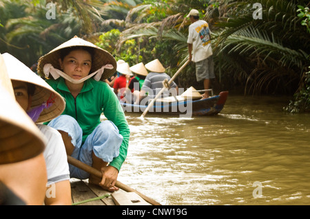 Close up portrait of Horizontal vietnamiens locaux effectuant des excursions en bateau à travers le delta du Mékong, Vietnam Banque D'Images