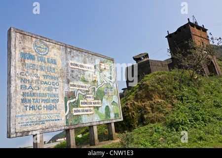 Close up horizontale de la fortification française ruines à la frontière entre la vieille Amérique du Nord et du Sud Vietnam sur le passage de Hai Van Banque D'Images