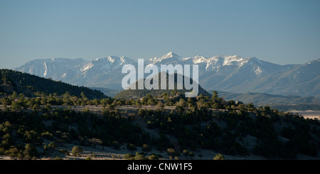 Les montagnes Sangre de Cristo sur un matin, en vue d'une colline près de Buena Vista, Colorado Banque D'Images