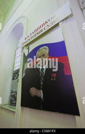 La Russie, Saint-Pétersbourg, Musée de l'artillerie, l'île de Kronverksky, affiches pour exposition sur M.T. Kalachnikov, l'inventeur de l'AK-47 Banque D'Images