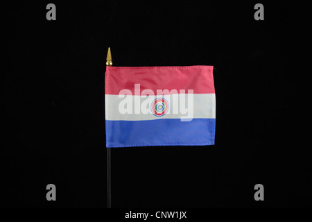 Le drapeau national de la République du Paraguay sur un fond noir (avers). Banque D'Images