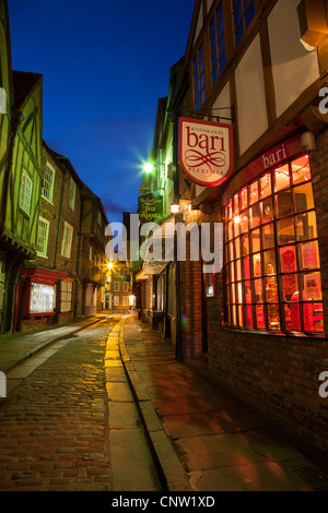 Photo de nuit colorée de la pagaille montrant plus de pendaison bâtiments datant du 14e siècle avec l'avant-plan Pizzaria Bari Banque D'Images