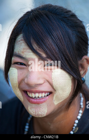 Teenage girl Birman à Mandalay, Myanmar Banque D'Images