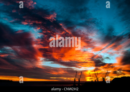 Spectaculaire coucher de soleil sur le port de San Vicente, au Chili. Banque D'Images