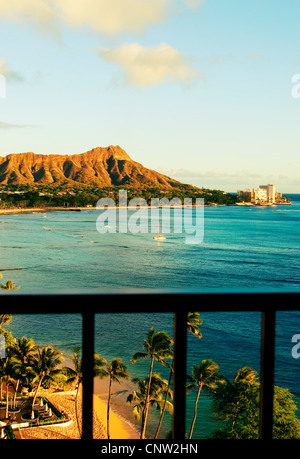 Vue sur Diamond Head et la plage de Waikiki à partir d'une chambre à l'hôtel Halekulani. Banque D'Images