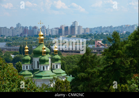 Avis de Vydubychi Monastère, à la recherche sur le Dniepr à la zone résidentielle de Berezniaky, Kiev, Ukraine, l'Europe. Banque D'Images