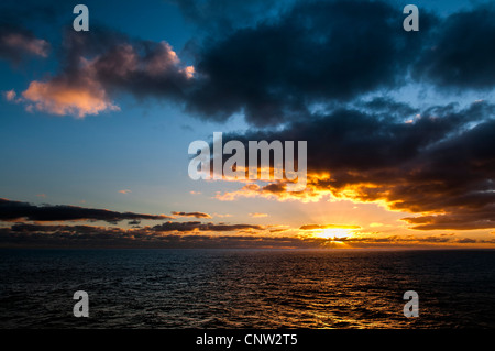 Coucher de soleil spectaculaire sur l'océan. La mer profonde. Banque D'Images