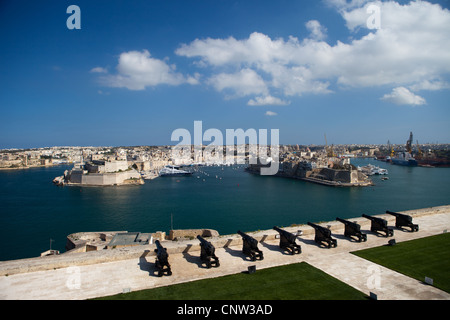 La batterie de salut sur le Grand Port de l'île de Malte Banque D'Images