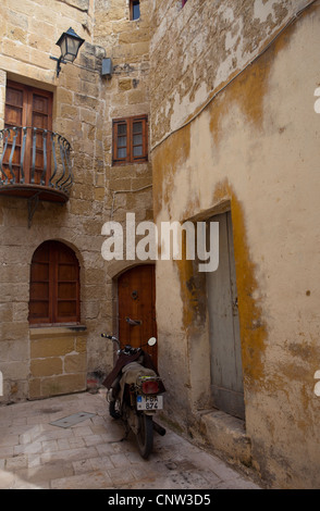 Une petite vieille maison à Victoria sur l'île maltaise de Gozo Banque D'Images