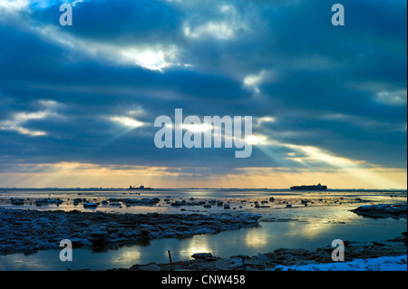 Entrée du port avec vue sur le chenal de navigation d'Aussenweser, ALLEMAGNE, Basse-Saxe, Landkreis Cuxhaven, Wremertief Banque D'Images