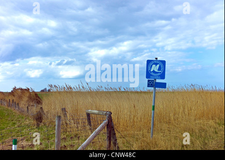 Panneau dans un paysage de prairie indiquant la Basse-saxe mer des Wadden Parc National, l'ALLEMAGNE, Basse-Saxe, Landkreises Wesermarsch, Butjadingen Banque D'Images